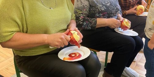 babcie podczas konkursu na najdłuższą obierkę jabłka w przedszkolu