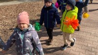 Spacer dzieci wokół przedszkola z pomponami