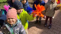 Młodsze przedszkolaki witają wiosnę z pomponami